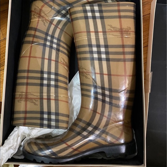 Burberry rain boots - Picture 1 of 4